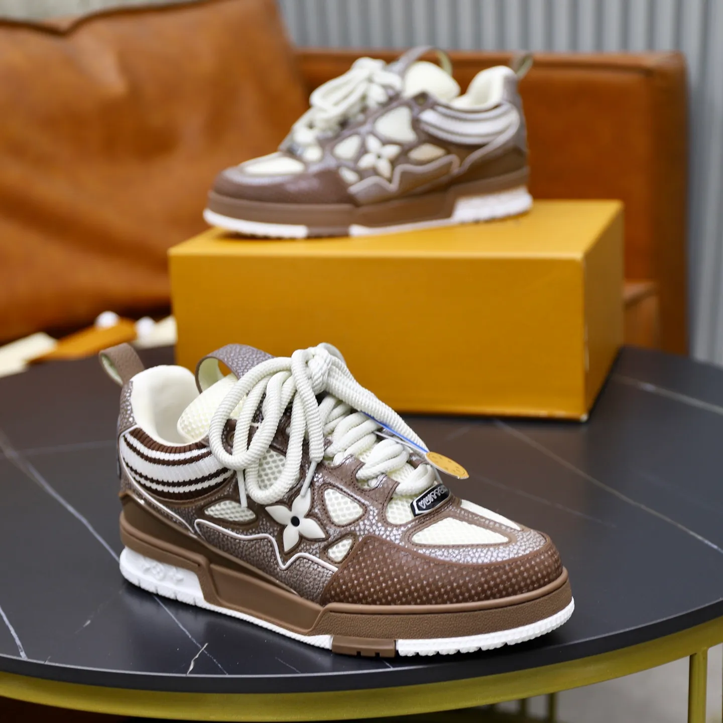 Ex-factory price: 860💰LV Couple👫Louis Vuitton TRAINER sneakers classic Louis Vuitton men's artistic director Virgil Abloh picked inspiration to create this LV Trainer sneaker. Yingze crystal inlays present a colorful effect. VS can be matched with two gorgeous effect colors. The LV letter logo badge on the tongue is gorgeous and noble. The LV letter is decorated on the side. The outsole is decorated with a Monogram flower pattern. It shows the trend of elegance and nobility! Men's and women's models: 35-46